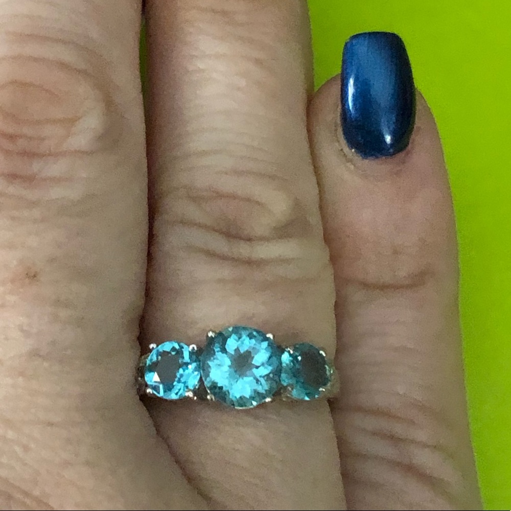 Gorgeous three stones of appetite in 10k wk gold